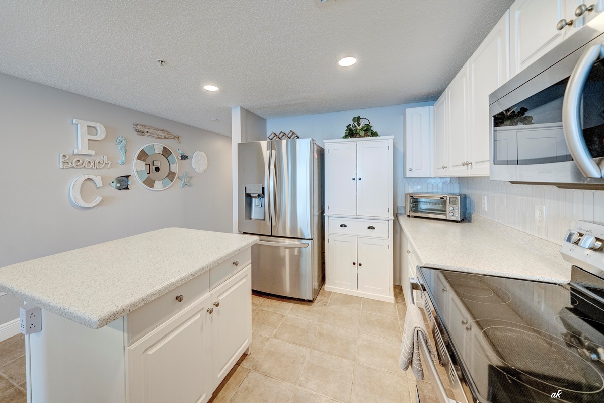 Kitchen, full size frig w/dual ice maker (regular & craft ice)