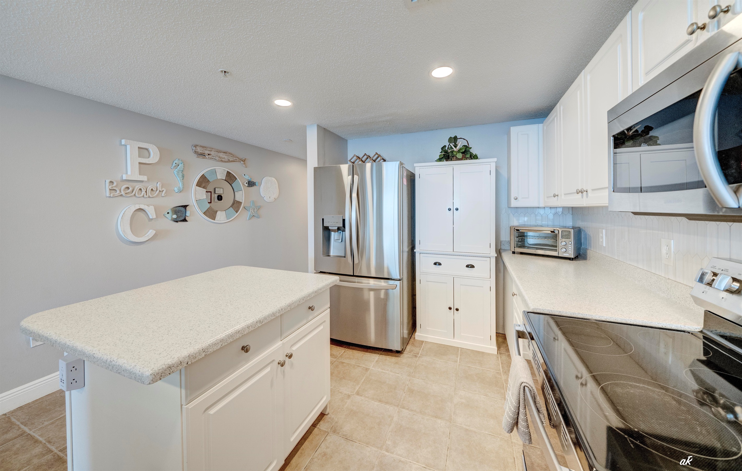 Kitchen, full size frig w/dual ice maker (regular & craft ice)