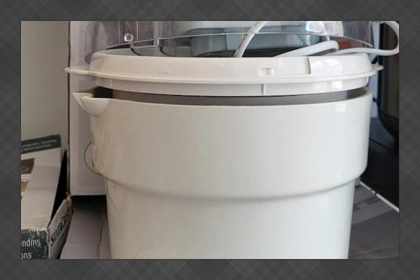 Ice Cream maker:
Located in the common area upstairs, shared between the guests.