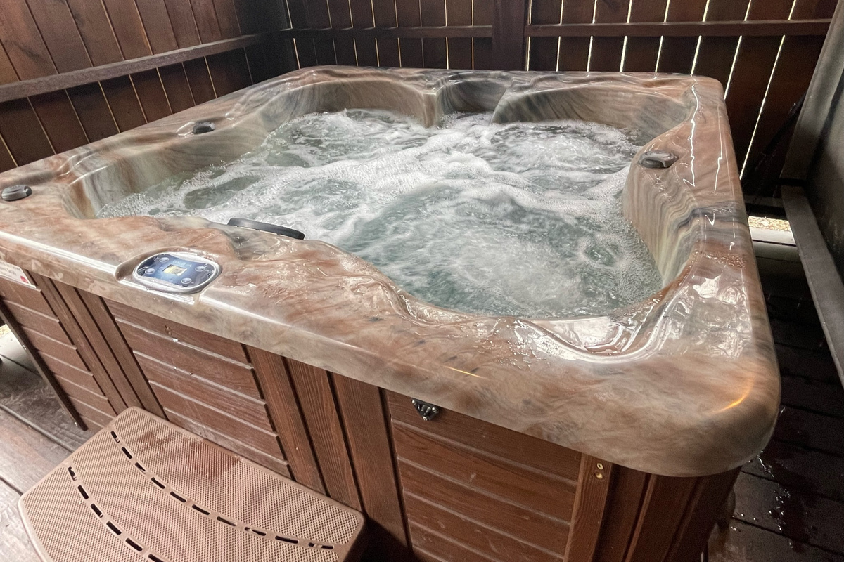 Outdoor spa tub