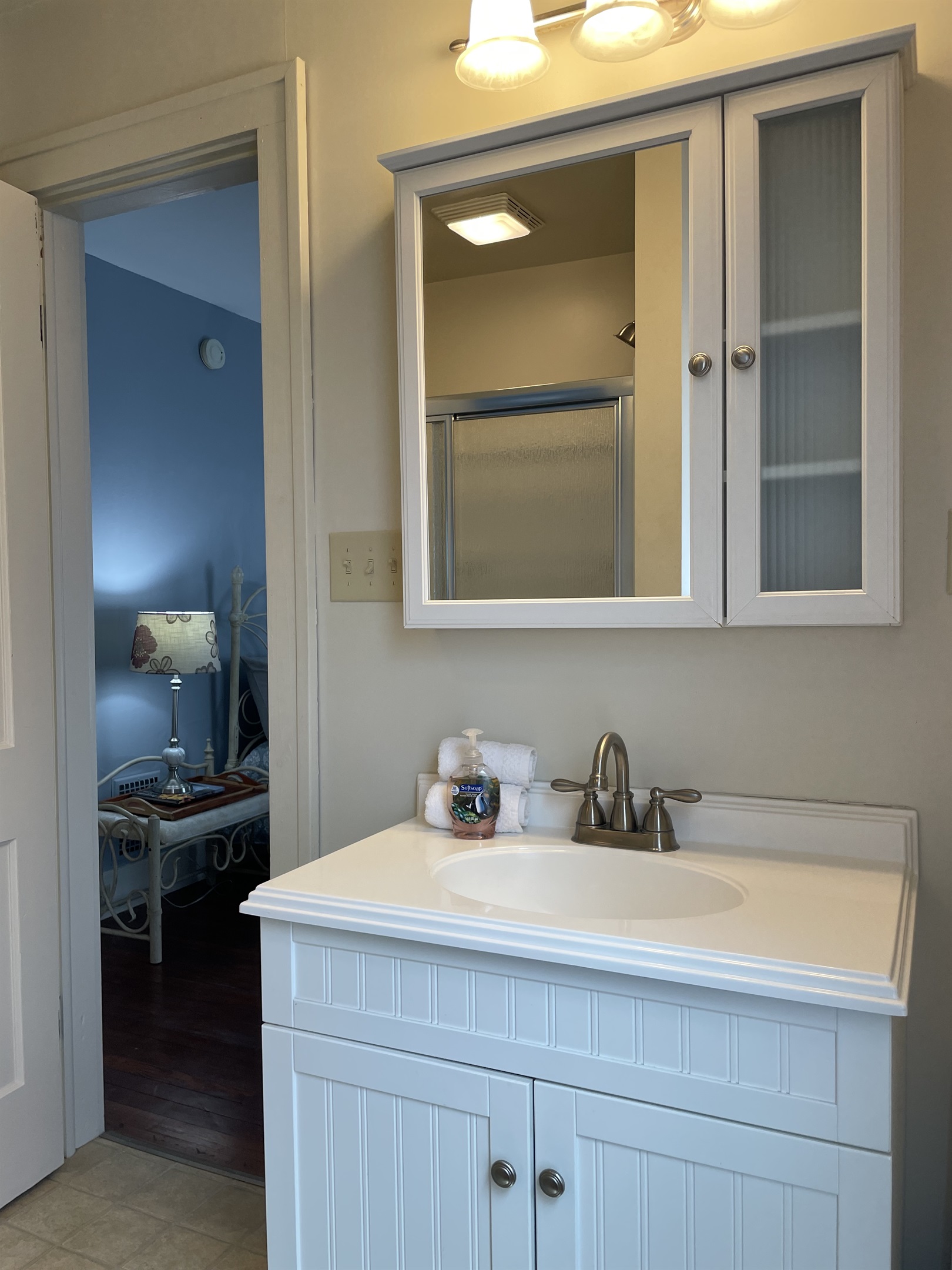 1st floor ensuite bath w/ shower