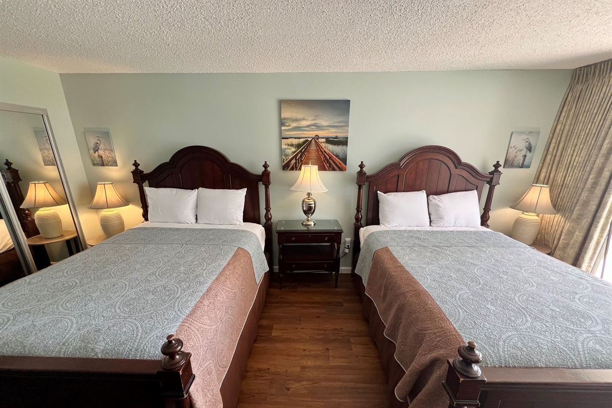2 Queens in Bedroom