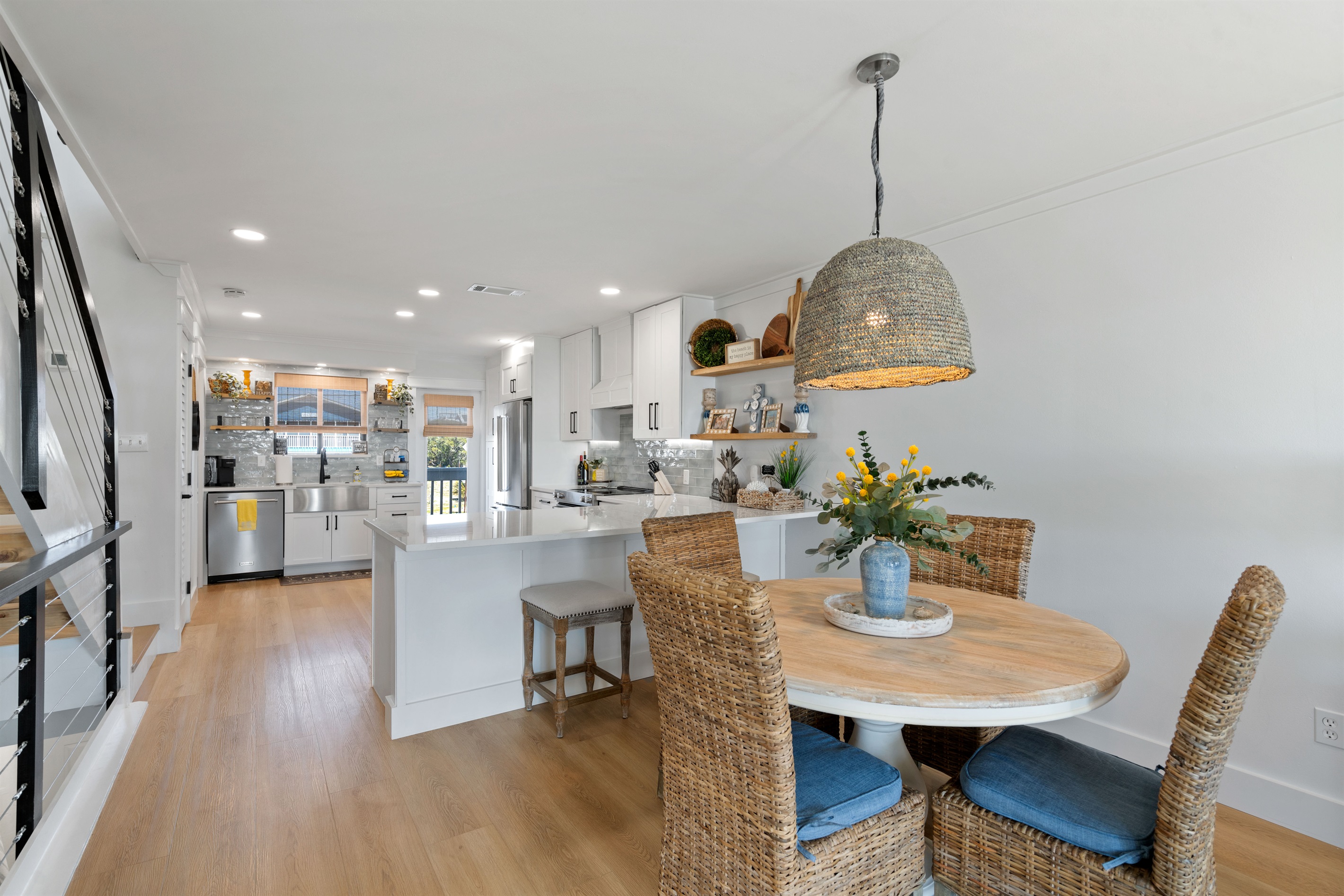 bar area and dining room to eat your meals by the beach
