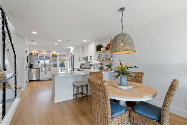 bar area and dining room to eat your meals by the beach