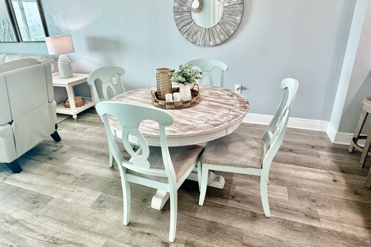 Seating for 4 at the dining table! 