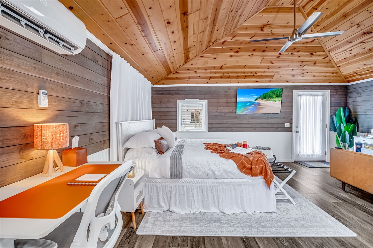 Duet cottage - This cottage has a warm and cozy feeling that is enhanced by the knotty pine, shiplap and beadboard accents