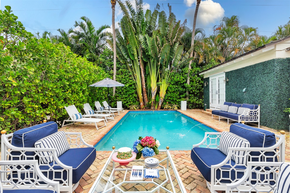 Soak up the sunshine in this picture-perfect backyard oasis 🌴💦 Featuring a heated pool with fountains, designer lounge seating, and al fresco dining under the palms—paradise truly found!