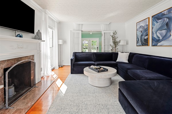 NATURAL LIGHT & LARGE WINDOWS