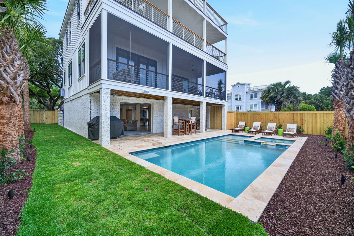 Private Backyard Oasis | Tahanan Palms | 3 38th Ave | IOP Escapes