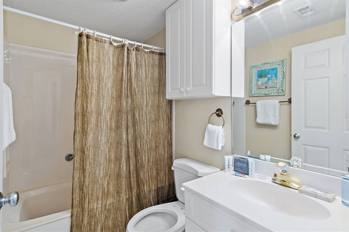  Bathroom with Shower/Tub Combo