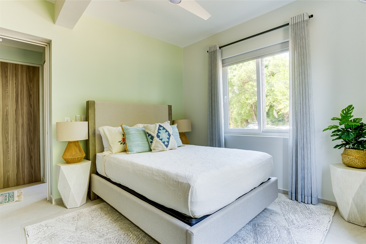 Bedroom 2: Queen Bed