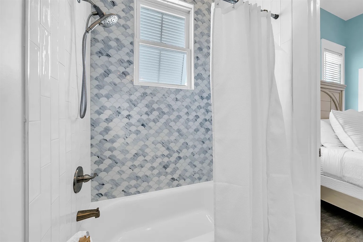 Bedroom 2 en suite bathroom