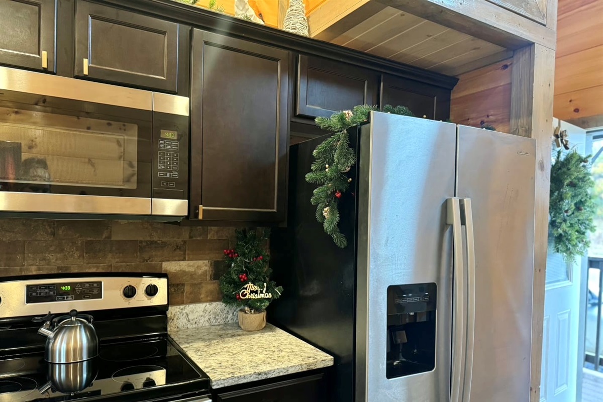 Create your favorite seasonal dishes in this beautifully stocked kitchen, where modern finishes meet cabin warmth—every moment infused with the spirit of togetherness.