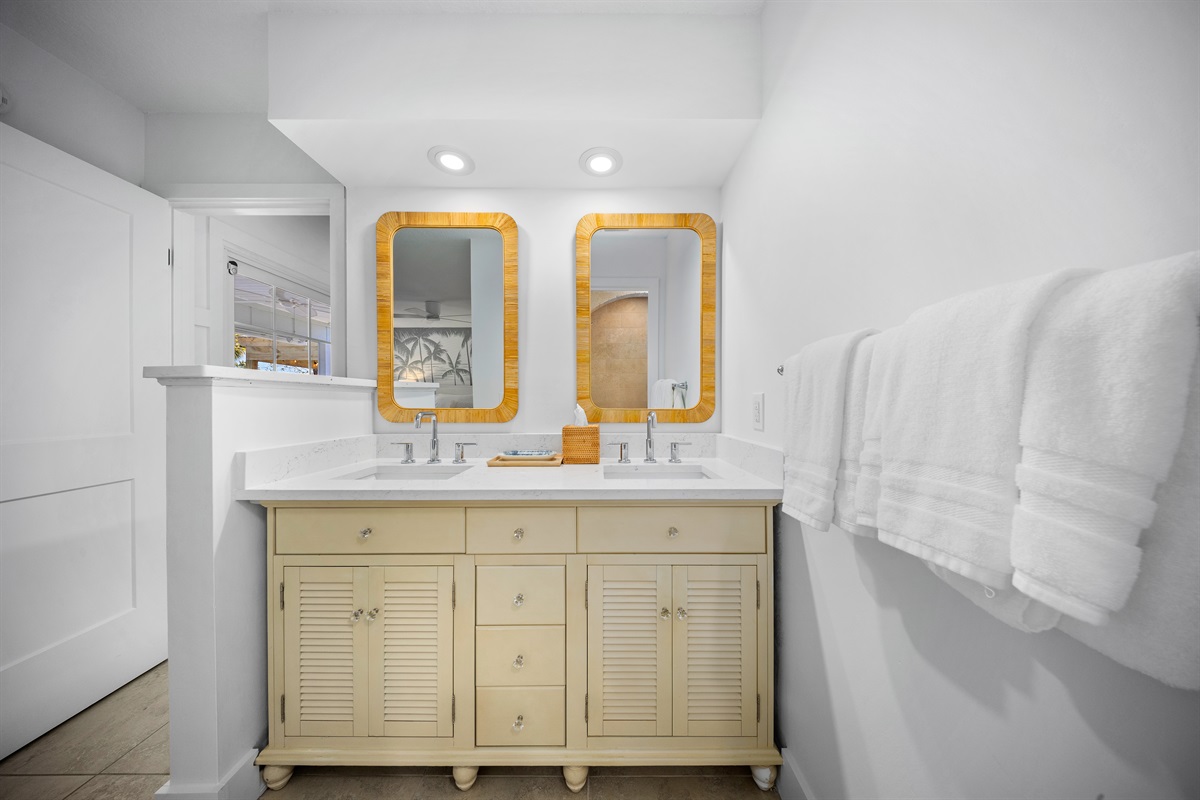 Spa-inspired simplicity ✨
Bright, clean finishes with double sinks and coastal charm for easy, relaxed mornings.