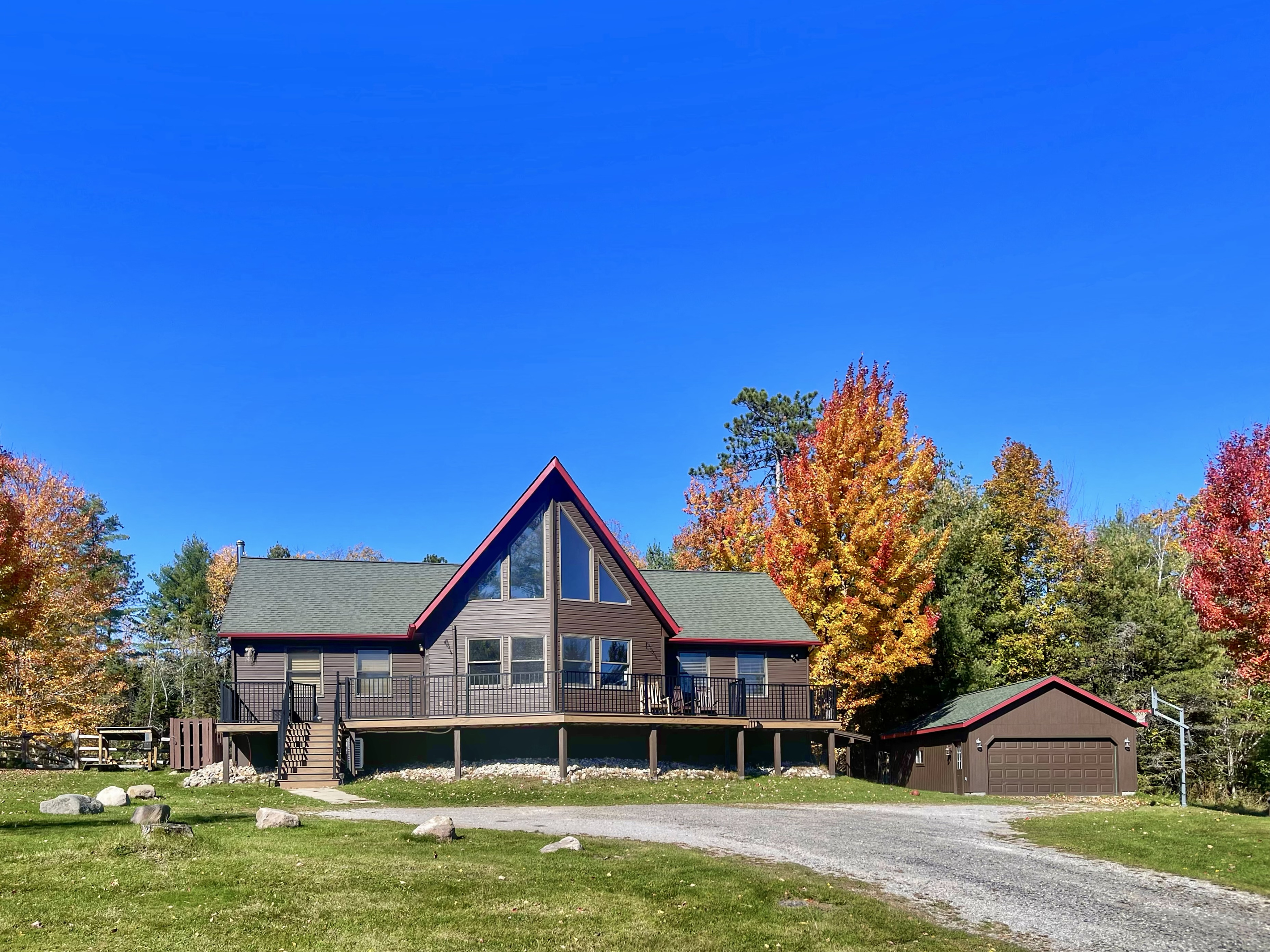 Adirondack Alpine Cabin is an elegant 5-bedroom, 3-bathroom vacation retreat near Whiteface Mountain and Lake Placid, thoughtfully designed for a comfortable and memorable stay.
