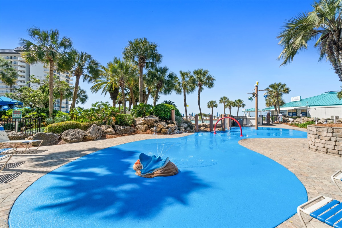 Beachfront splash pad/pool across the road at Tower 1