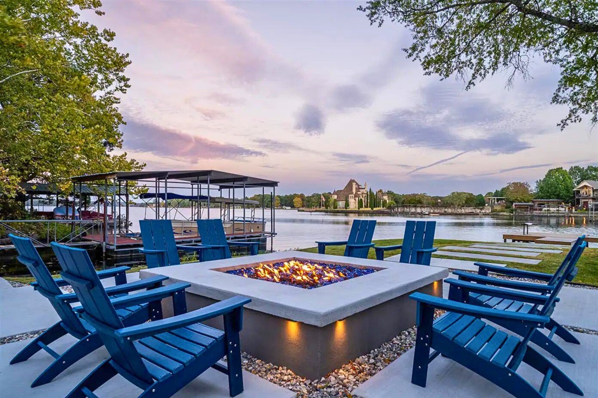 [Fire Pit] Gather Around the Fire Pit and Make Memories That Last a Lifetime. 