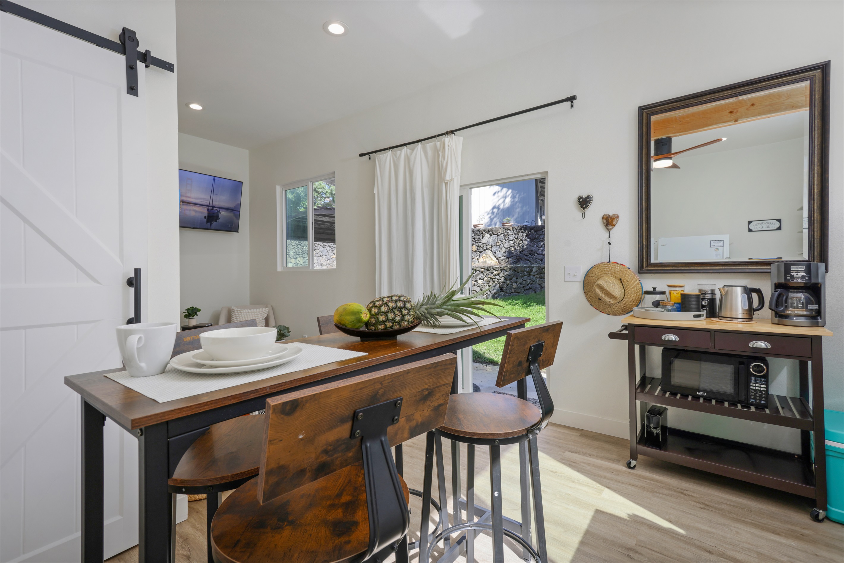 Coffee / tea station ( & microwave)