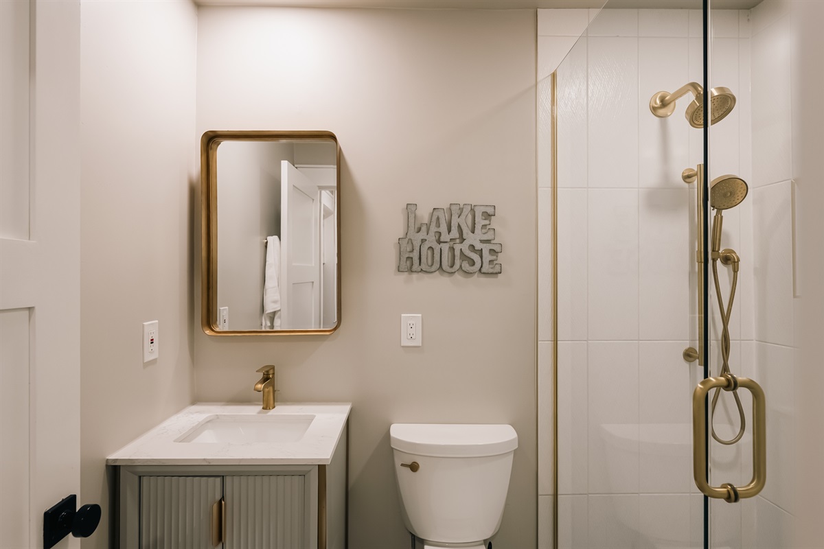 Main floor full bathroom