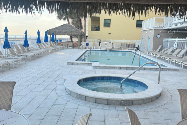 Hot tub & pool