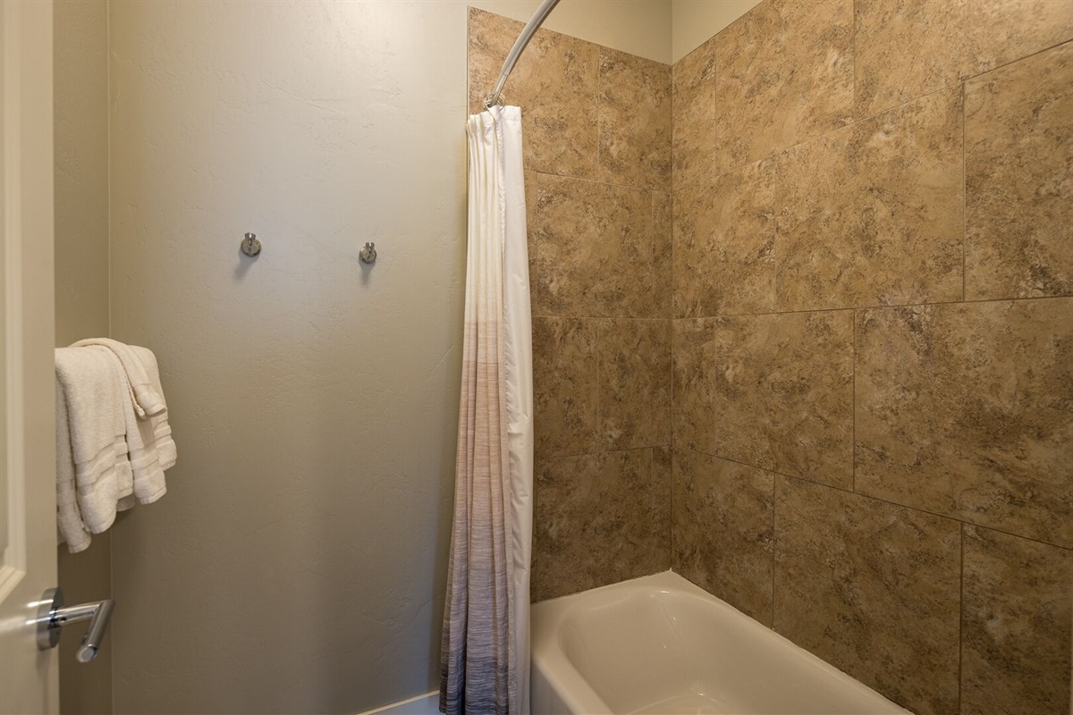Guest Bathroom - Upper Level - Entrada 631