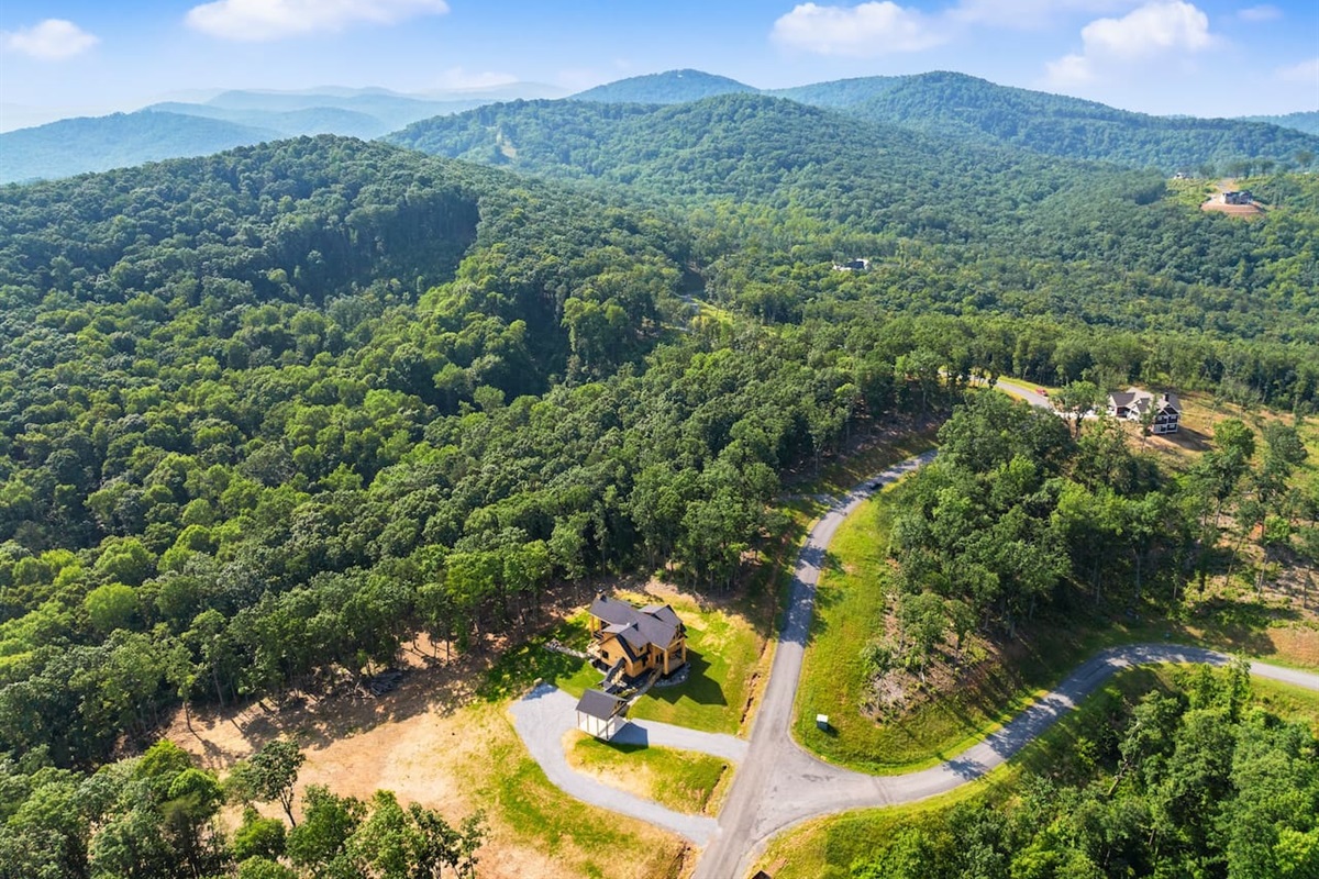 With no close neighbors in sight, this luxury cabin offers serene privacy and natural beauty.