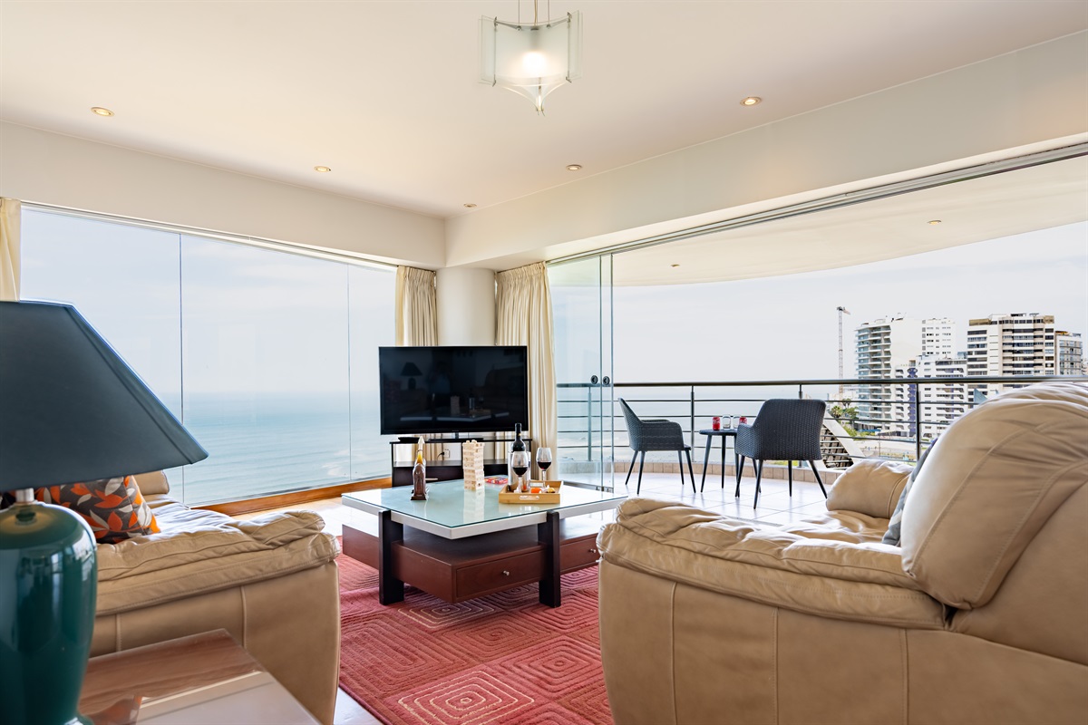 View from the living room to the Malecón and the Pacific Ocean — a postcard-perfect moment every day.  /   Vista desde la sala al Malecón y al Océano Pacífico: un momento de postal perfecto cada día.
