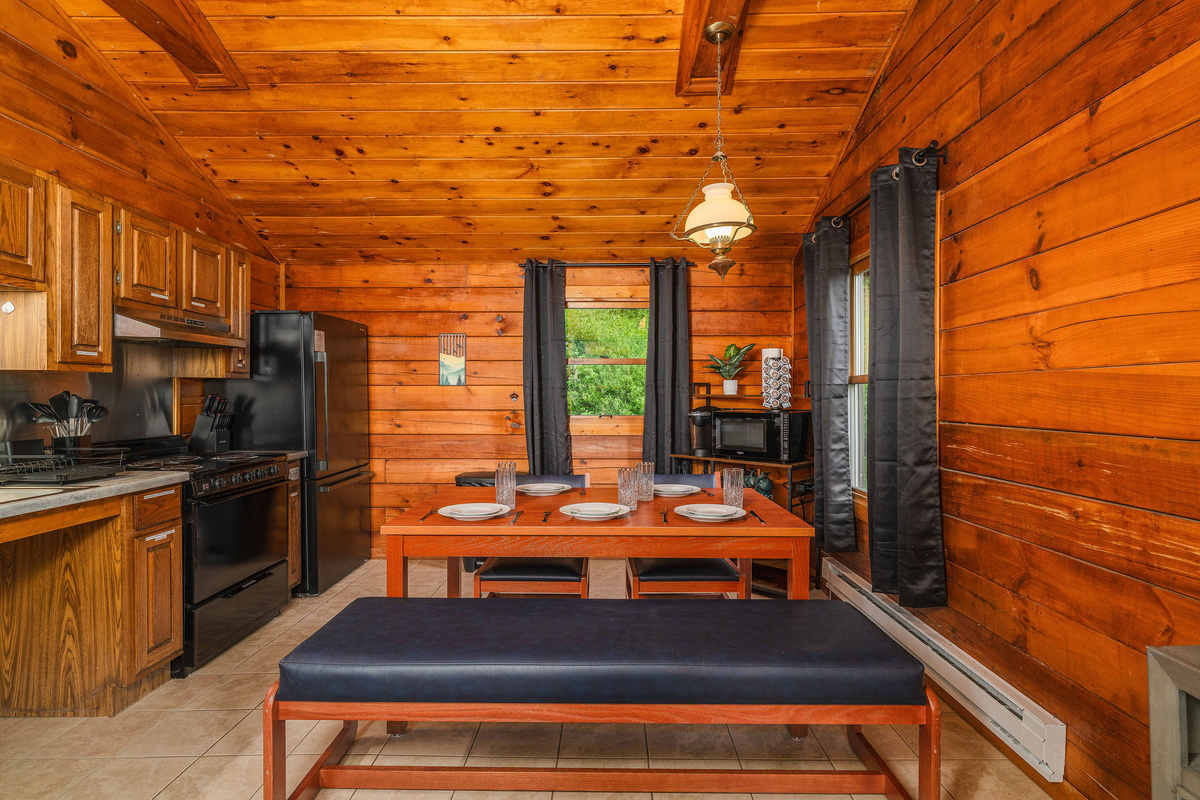 🍳 Dining and kitchen flow under warm cabin lighting.