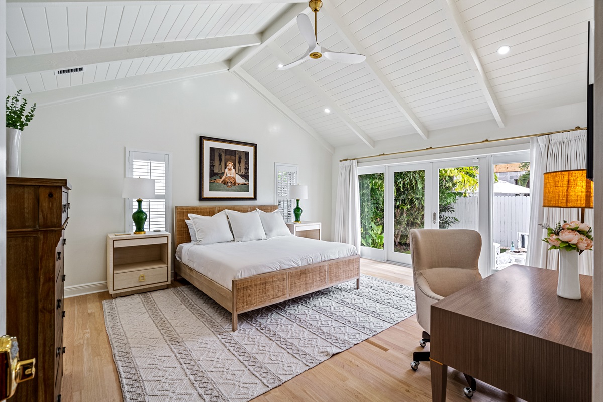 Relax in comfort with soft linens and calming d&eacute;cor.