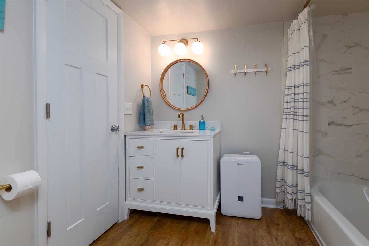 The elegant design of the full bathroom