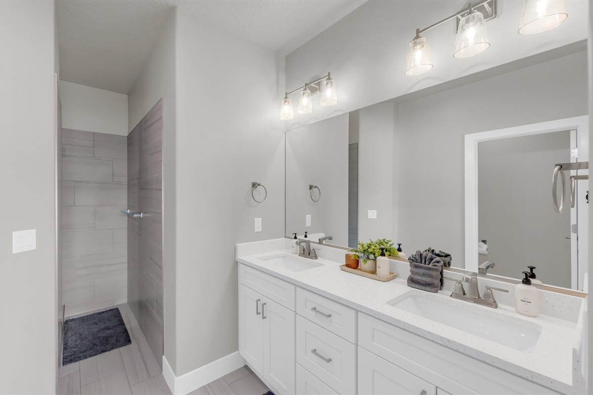 Bright Ensuite with Dual Vanities