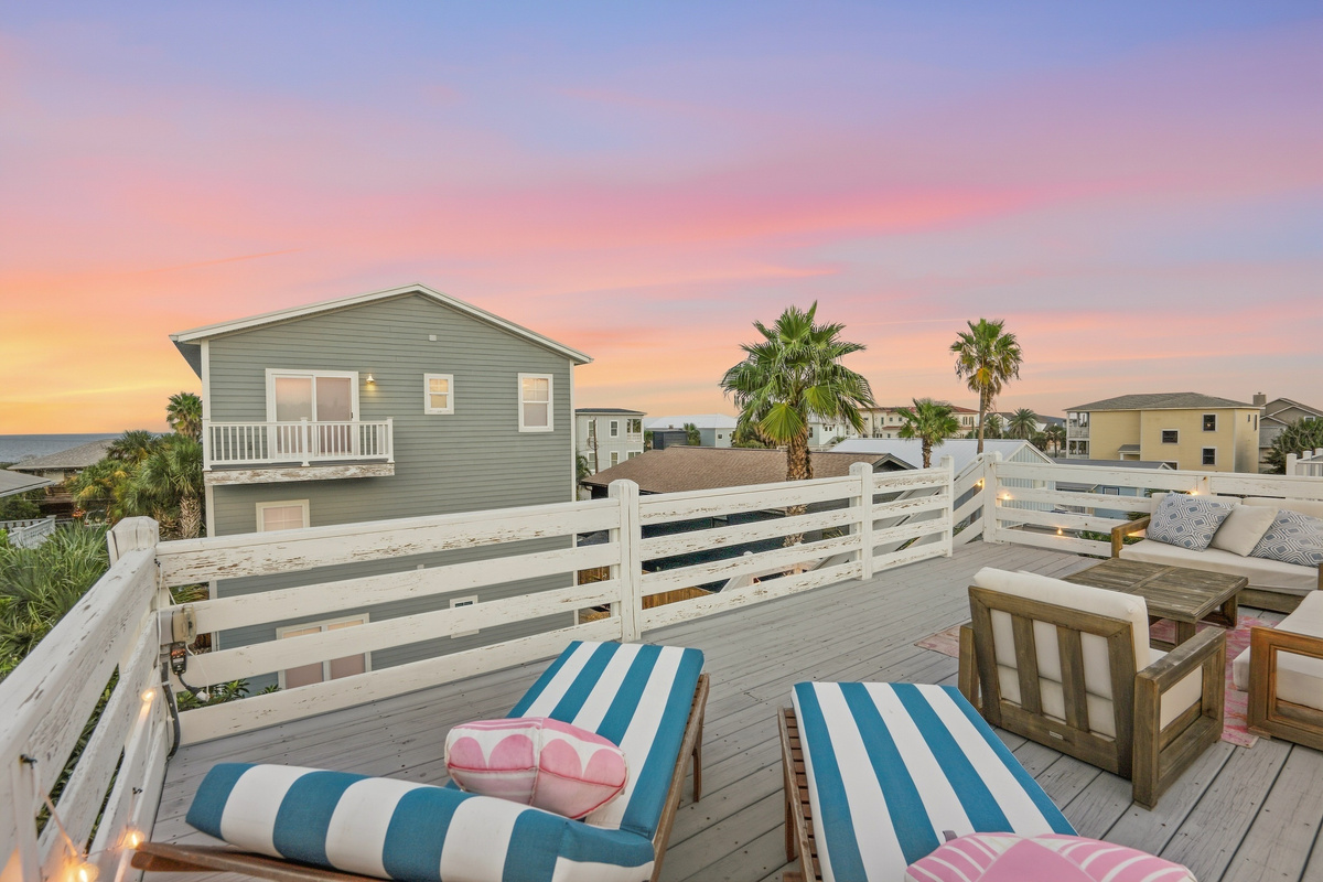 This photo gives you a great sense of the outdoor deck and backyard space. While cozy, it’s thoughtfully layered to create intimate spots for dining, chatting, or relaxing. Even with a large crowd, everyone can find their own little nook to enjoy!