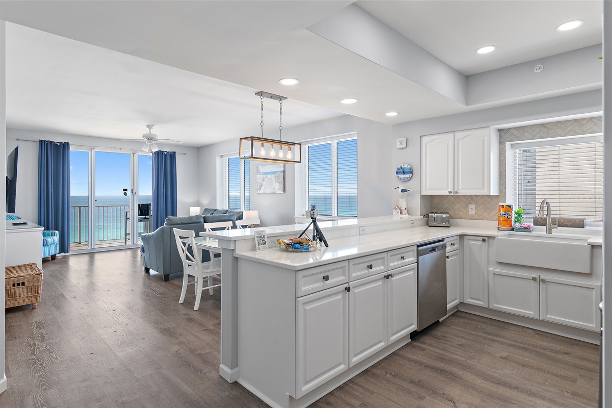 Meal Prep and Dining with incredible views of the Emerald Coast!