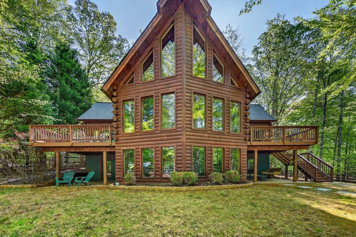 Your perfect Lake Anna escape—where relaxation meets adventure.