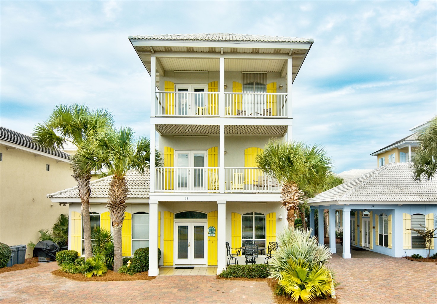 4 BR/ 3.5 BA Game Rm, Sleeps 14, 3000 sq/ft - on 1st beach street! 3 King beds!!
