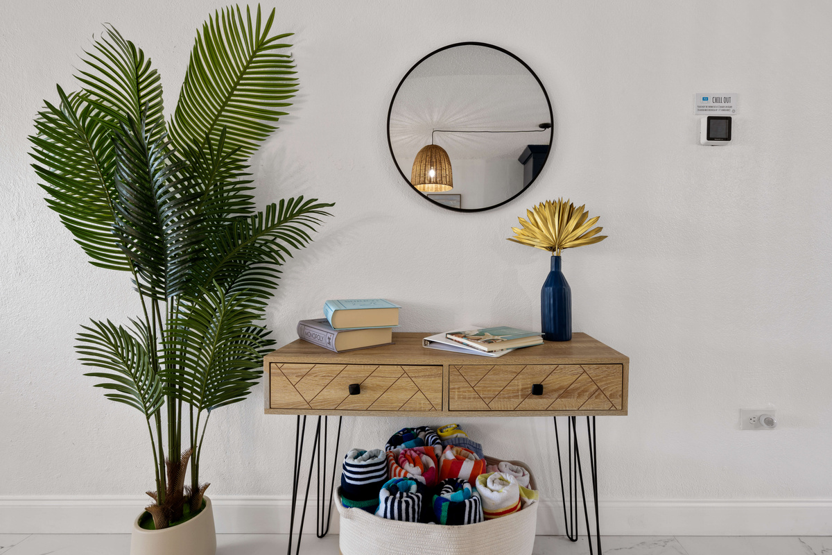 Thoughtful island d&eacute;cor creates a warm welcome from the moment you arrive.