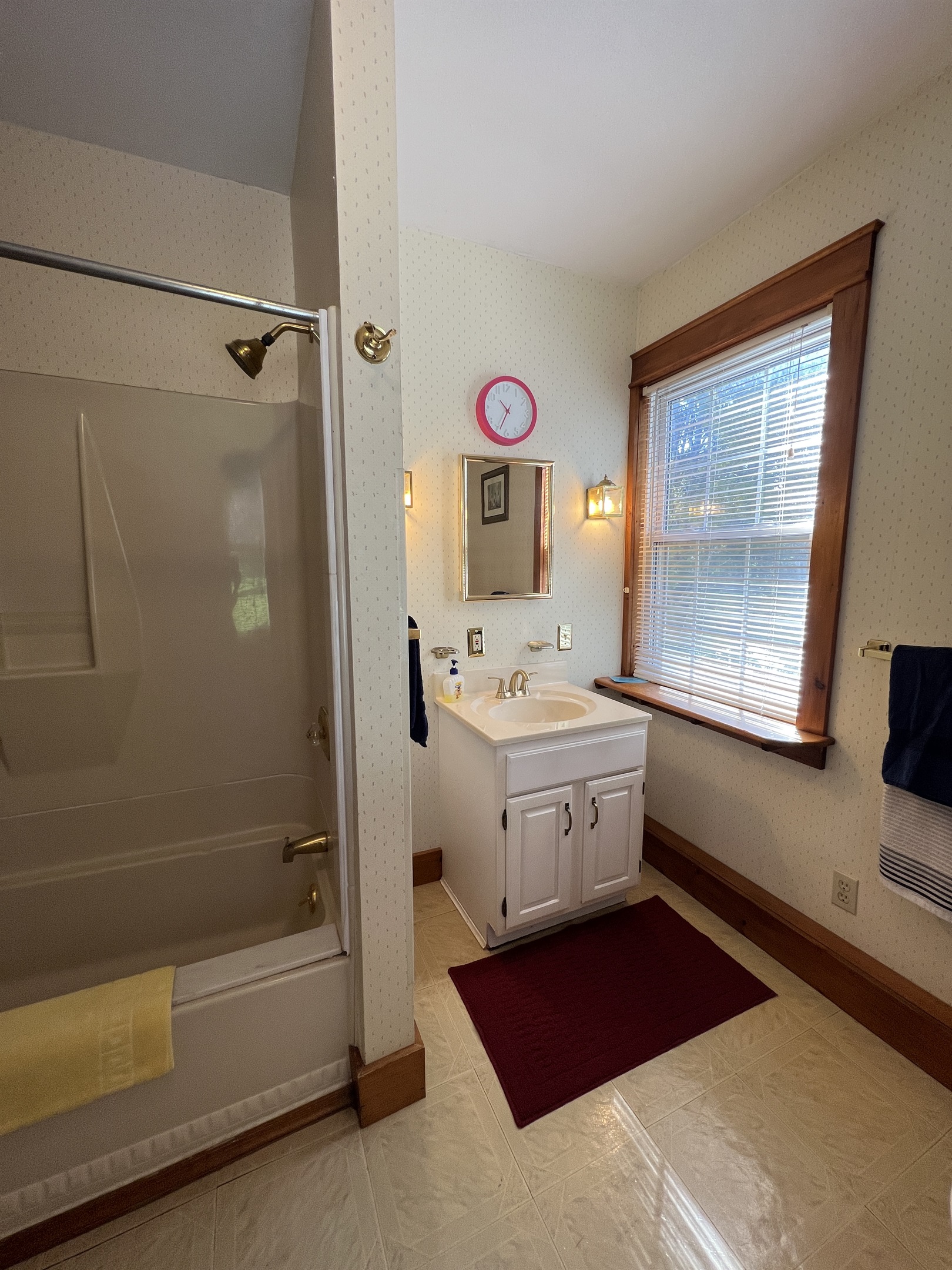Dandelion main house hallway bathroom for bedrooms #1 and #2.