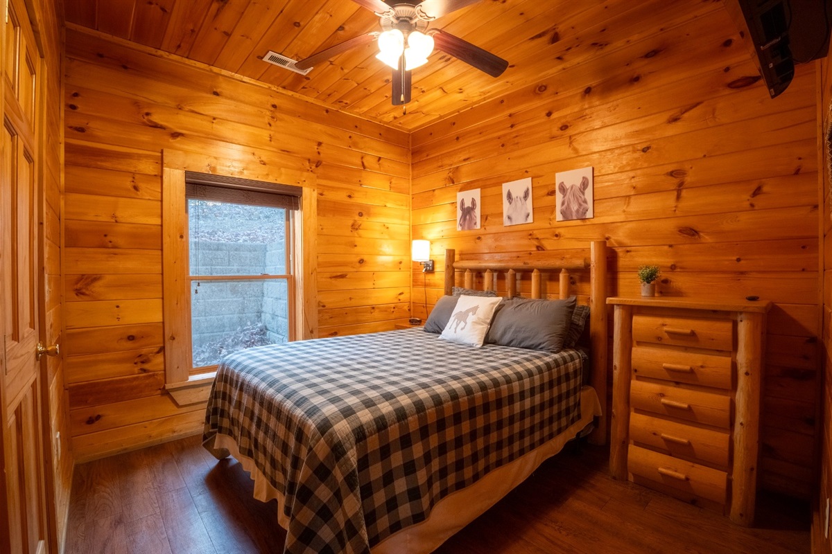 With a smart TV and ensuite bathroom, our horse queen bedroom is perfect!