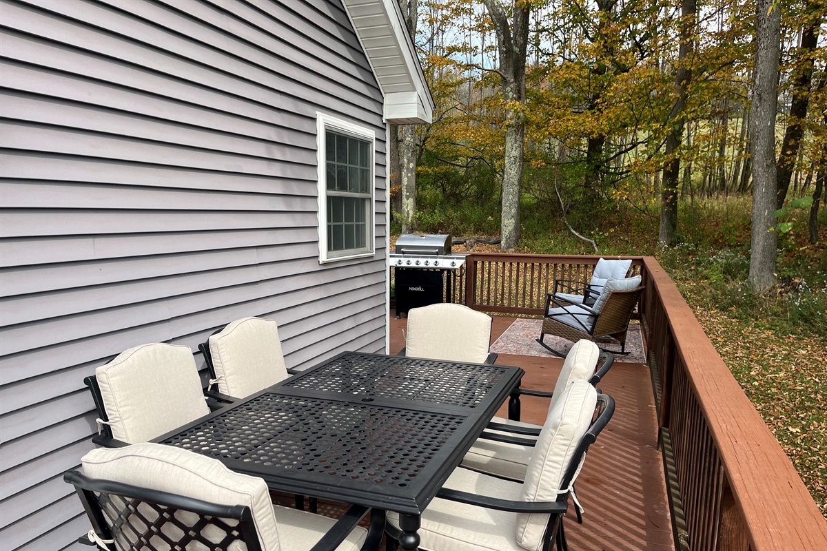 Outdoor dining at Quail Cottage