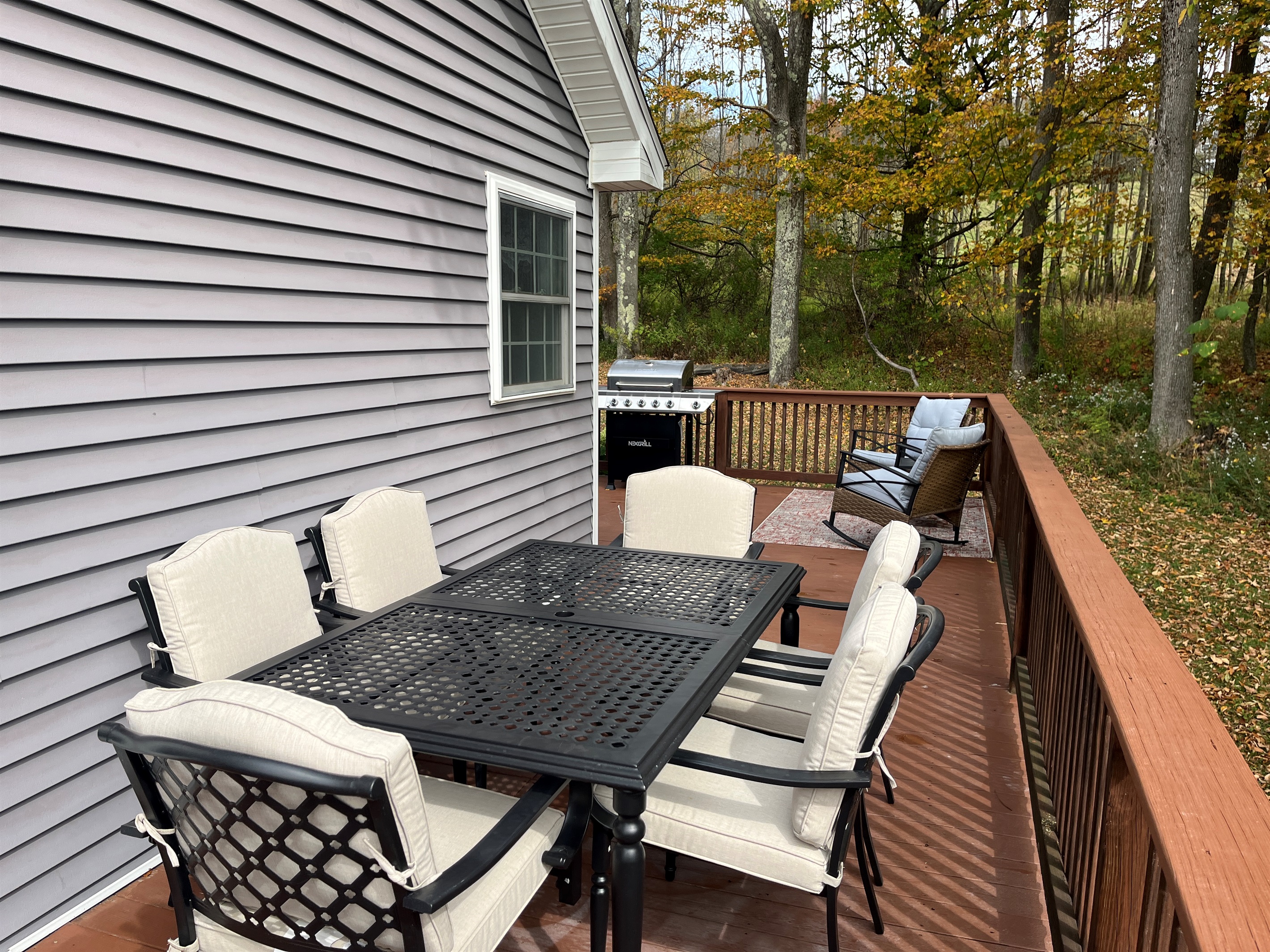 Outdoor dining at Quail Cottage