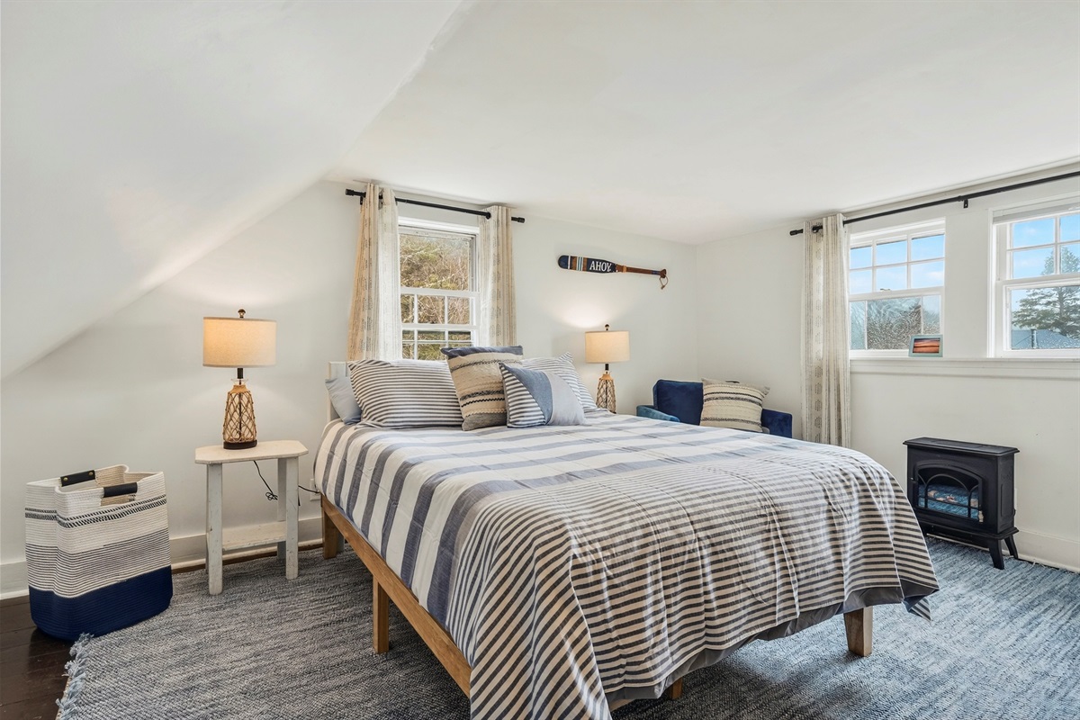 Primary bedroom - queen bed 
