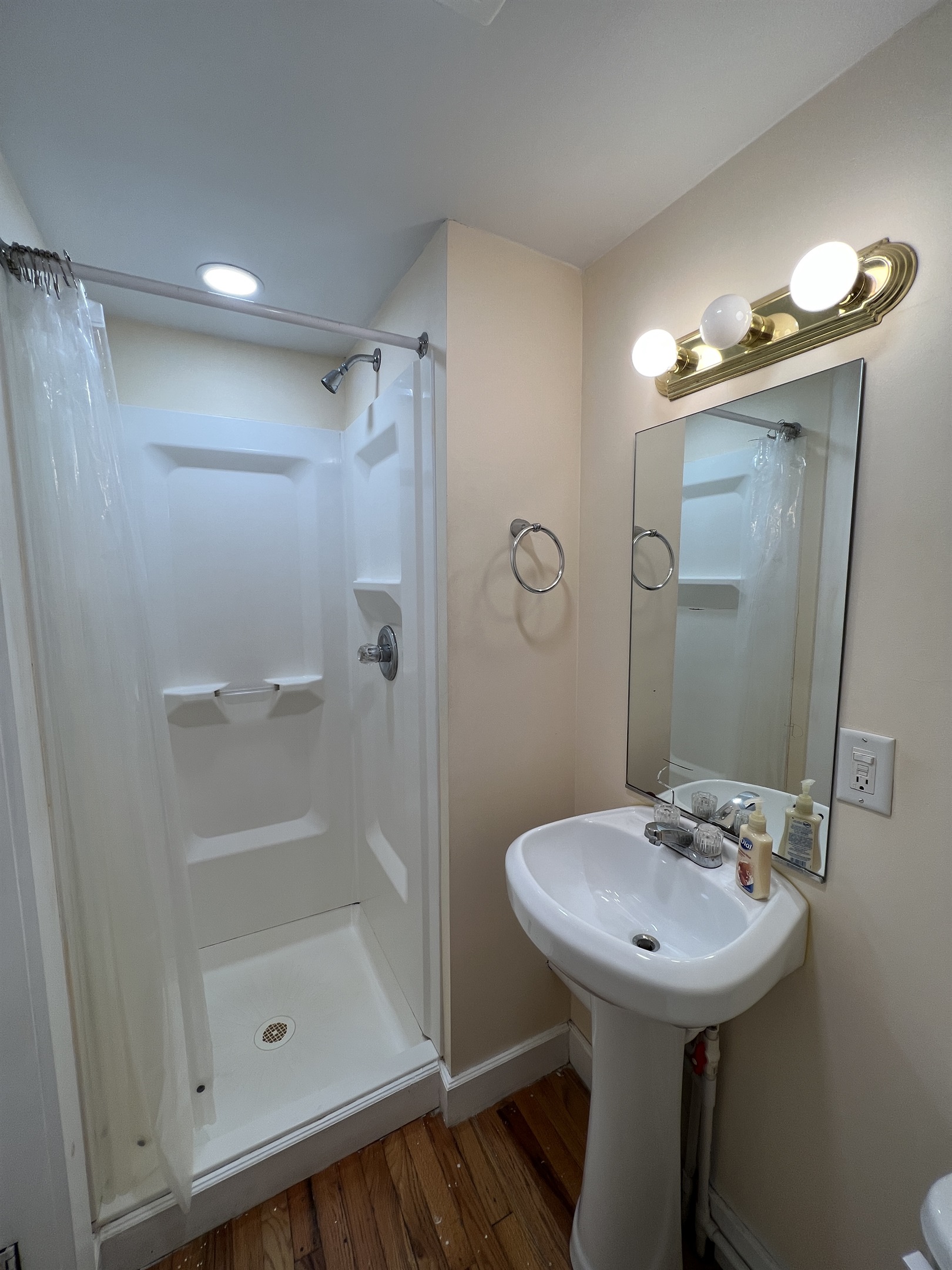 Ensuite bath in 2nd floor Queen