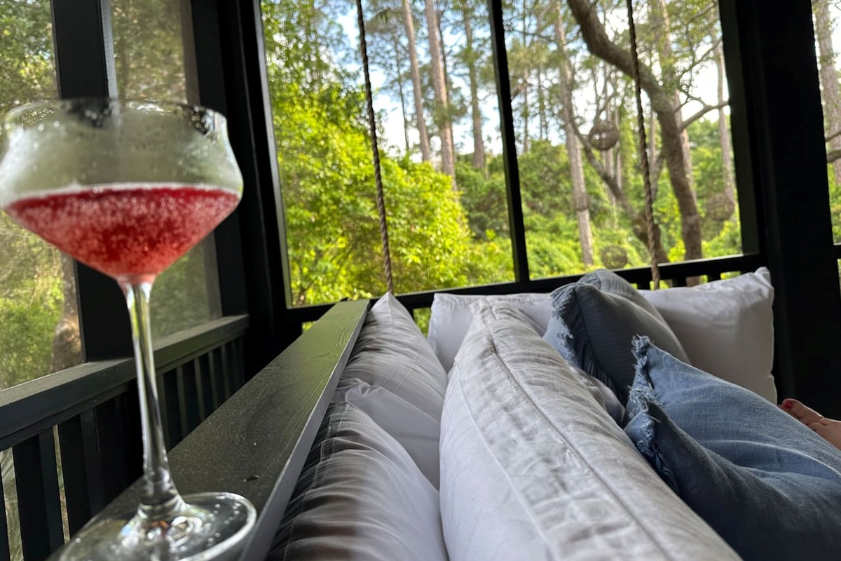 ✨Relax on the screened-in porch bed swing with lush wooded views. Perfect for sipping drinks, morning coffee, or an afternoon nap after a day at the beach. 