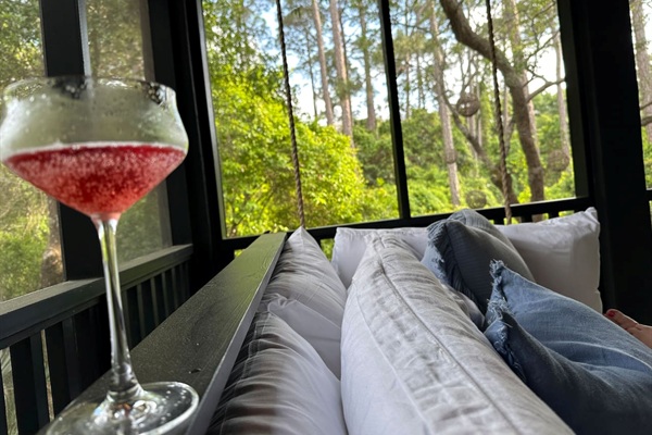 ✨Relax on the screened-in porch bed swing with lush wooded views. Perfect for sipping drinks, morning coffee, or an afternoon nap after a day at the beach. 