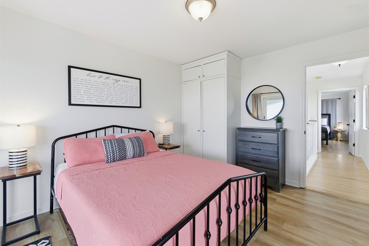 3rd floor queen room with TV