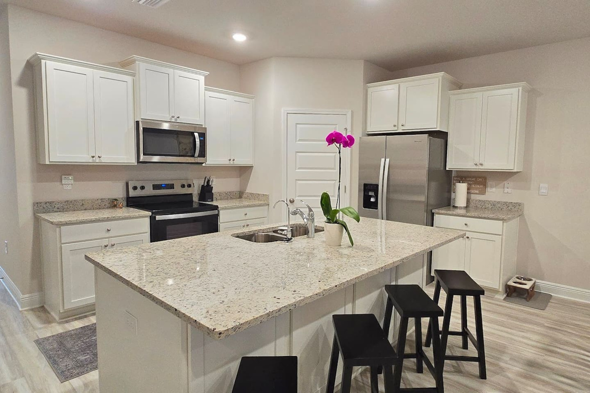 Well equipped and beautiful Kitchen with bar seating for four