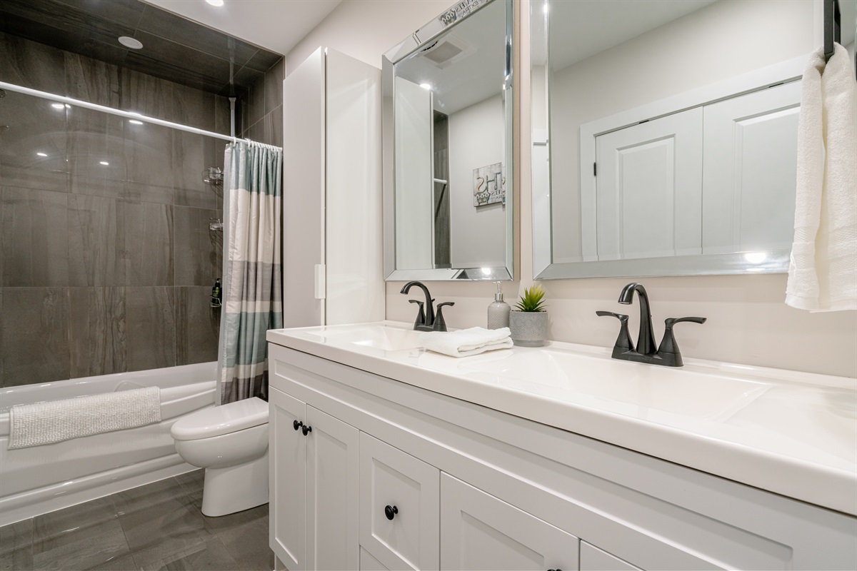 Full Bath Room on Main Floor