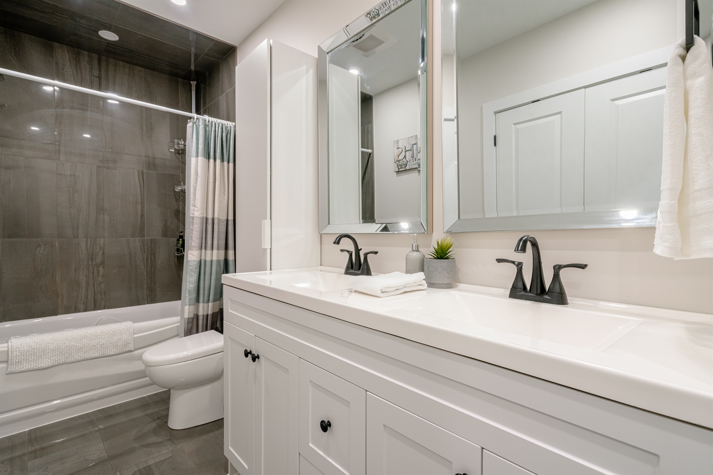 Full Bath Room on Main Floor