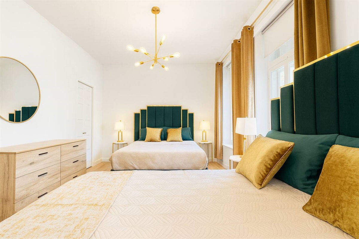 Chambre #3 avec 2 confortable lits Queens :)

Commode et placard pour ranger vos effets personnels.
