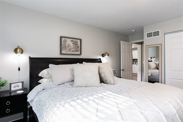 Cozy 4BR 3BA Home 1.2 Mi Walk to ND, photo 21
